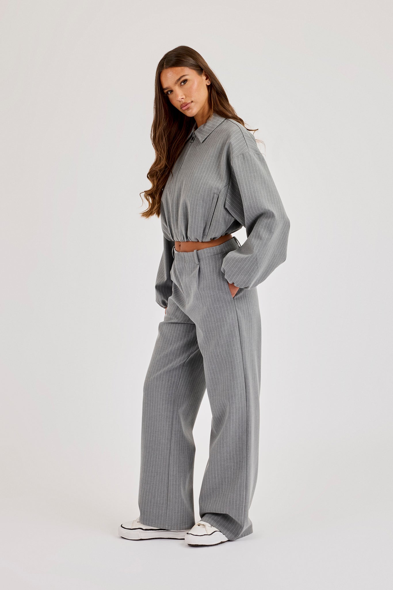 Nadelstreifen-Bomberjacke mit Kragen & weite Hose – Grau